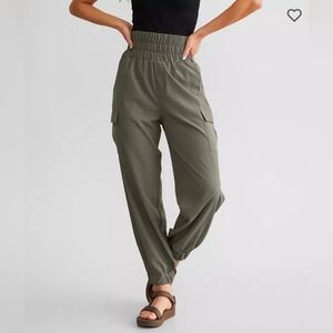 New In Active Cargo Stretch Jogger in olive size small